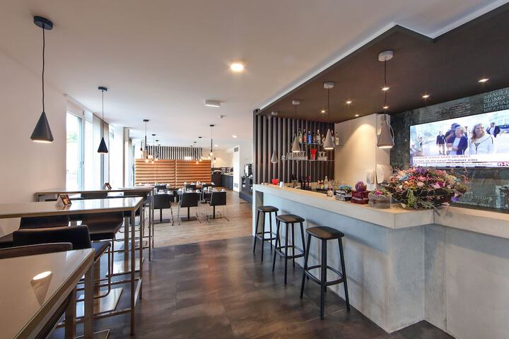 Lounge 21 of 23