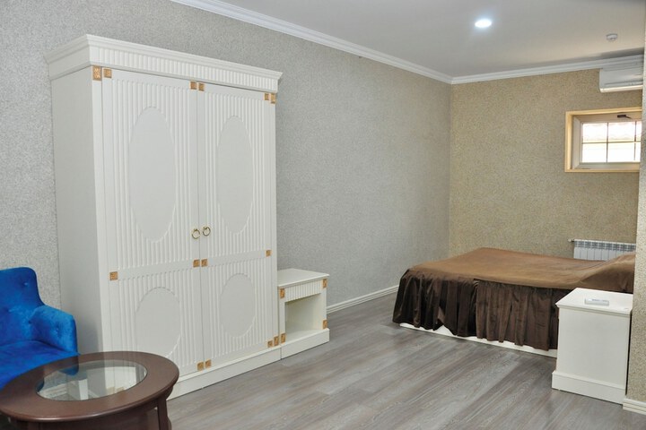 Room 2 of 10