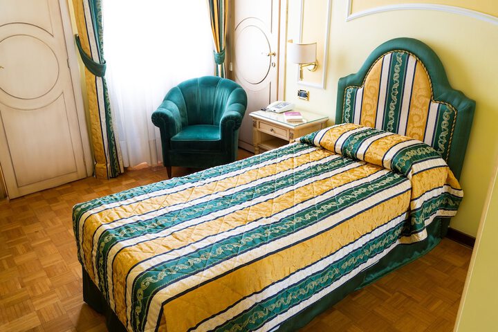 Room 9 of 38