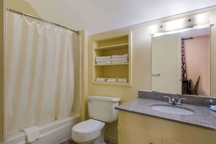 1 Queen Bed 2 Double Beds Suite (23 of 29)