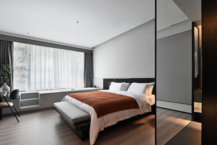 Room 7 of 12