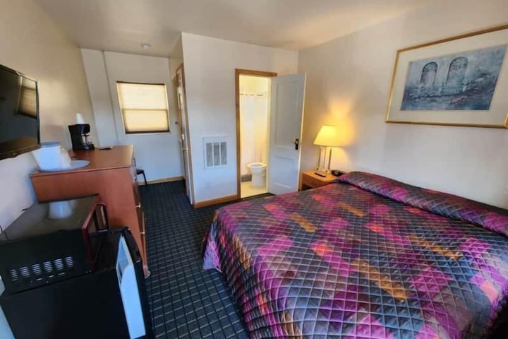 Room 10 of 28
