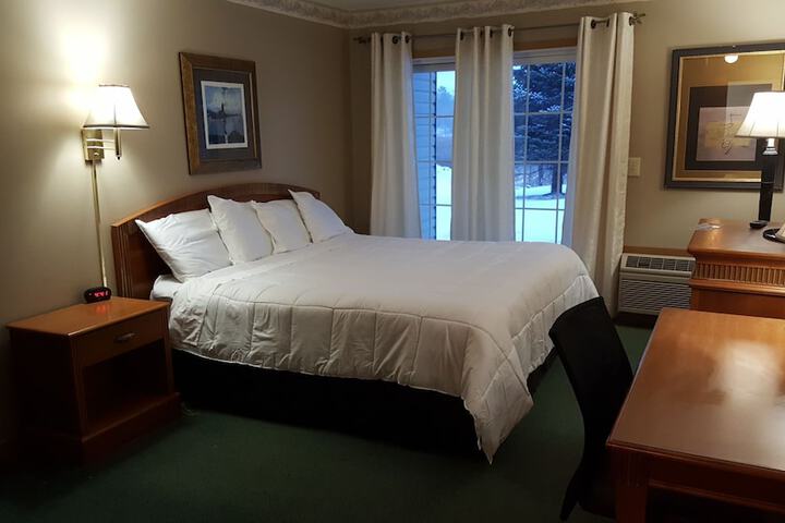 Deluxe King Bed (1 of 8)