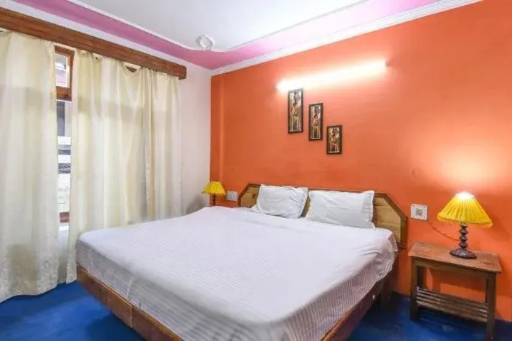 Room 5 of 12