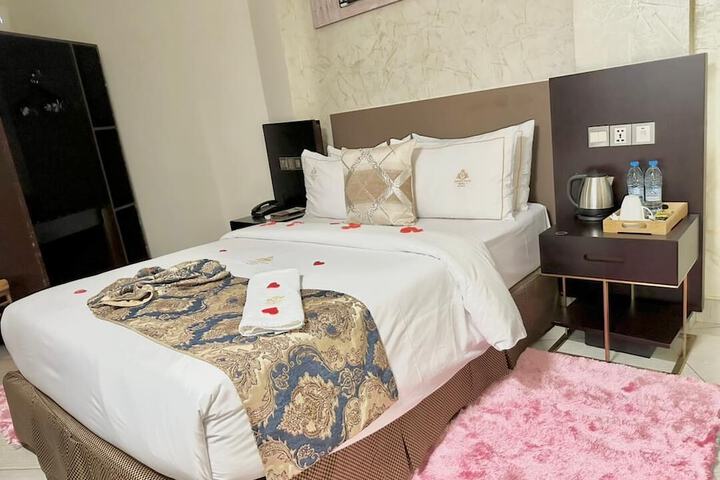 Room 4 of 63