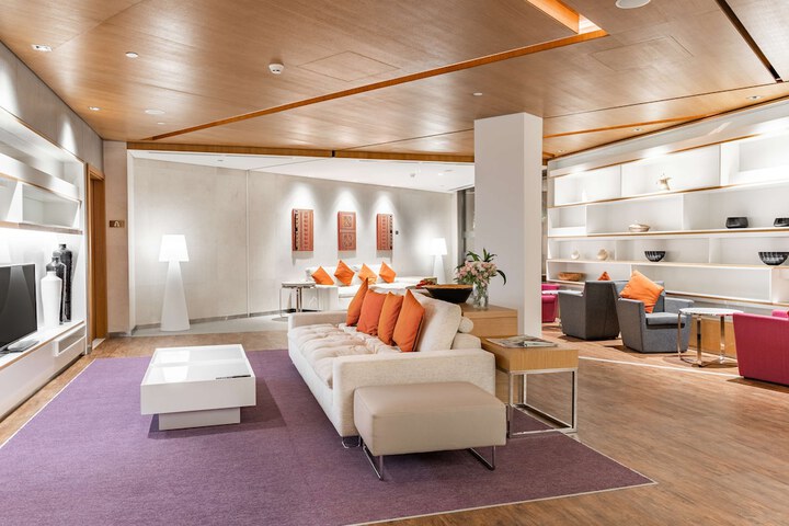 Lounge 103 of 128
