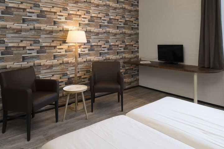Room 13 of 40