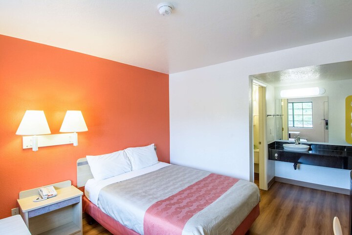Room 6 of 25