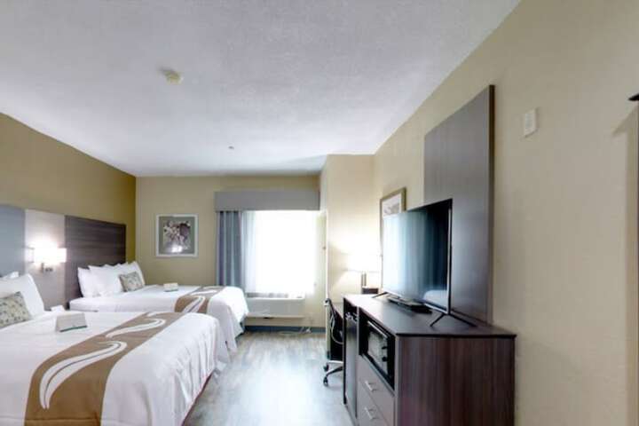 1 Queen Bed Accessible (8 of 26)
