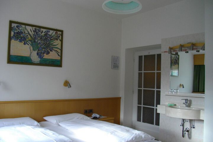 Room 3 of 66