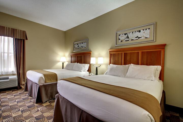2 Queen Beds (9 of 10)