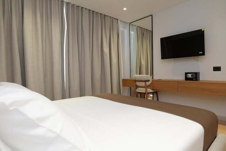 Room 3 of 87