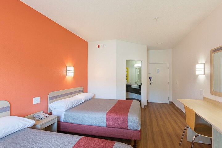 2 Double Beds (7 of 11)