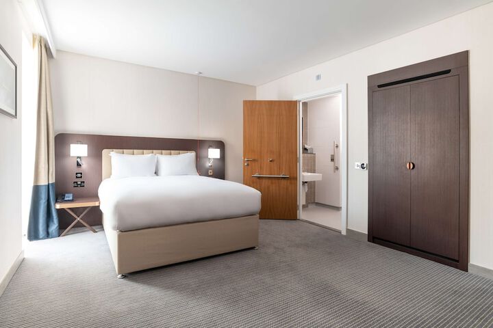 Room 11 of 100
