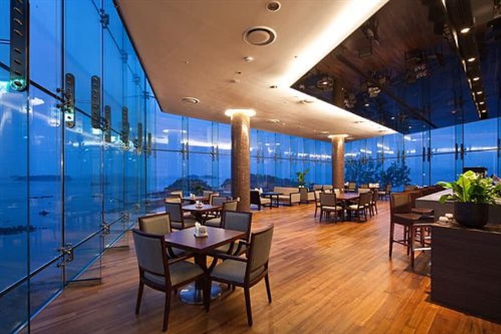 Lounge 54 of 81
