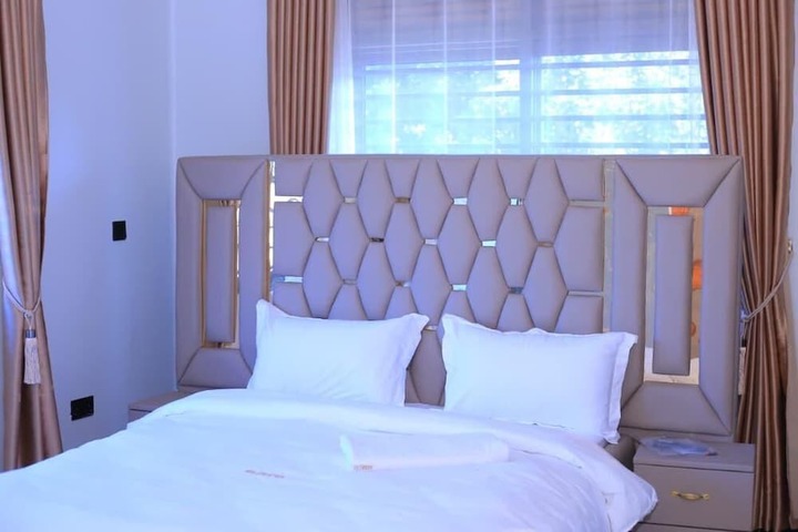 Room 8 of 11