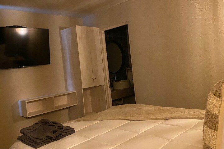 Room 4 of 82