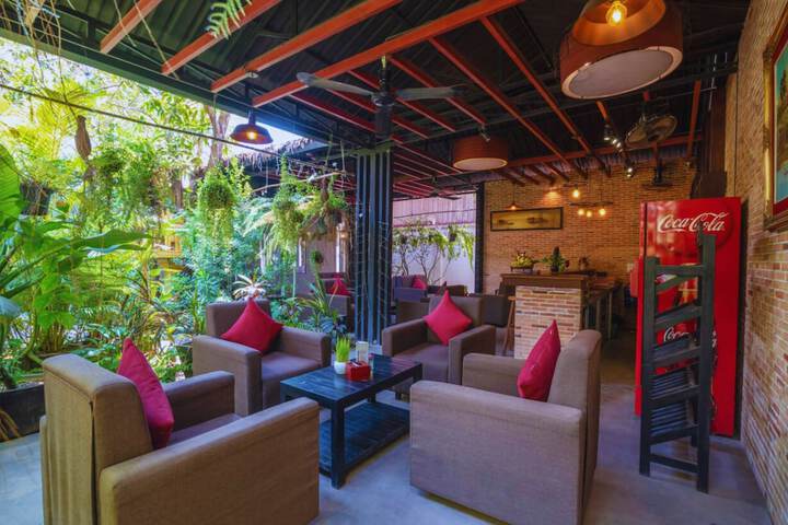 Lounge 255 of 298