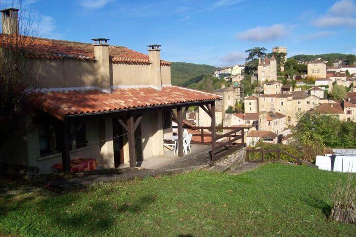 Charmante maison à Puy-lÉvêque avec jardin et balcon