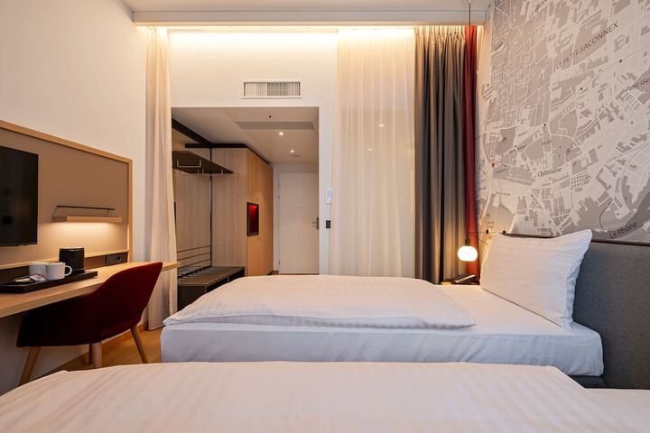 Room 33 of 100