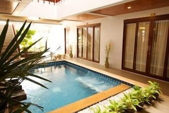 Hotel Pool