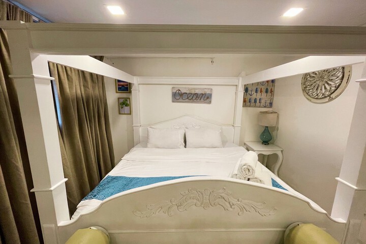 Room 33 of 106