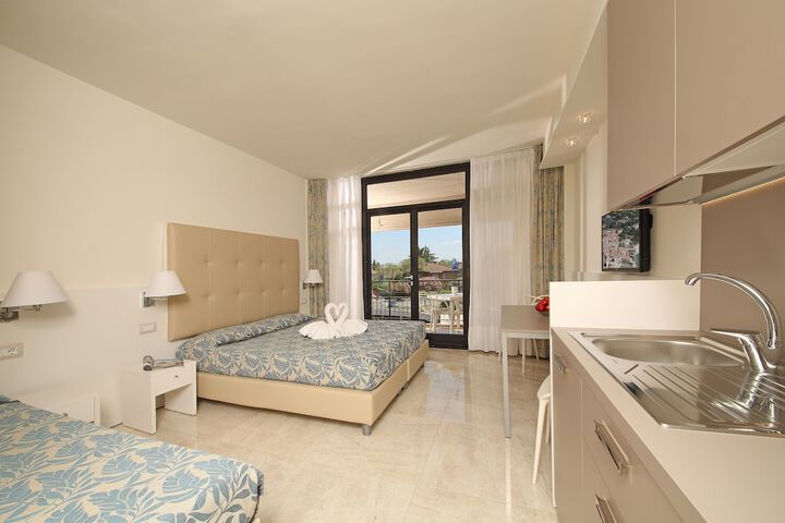 Room 10 of 99