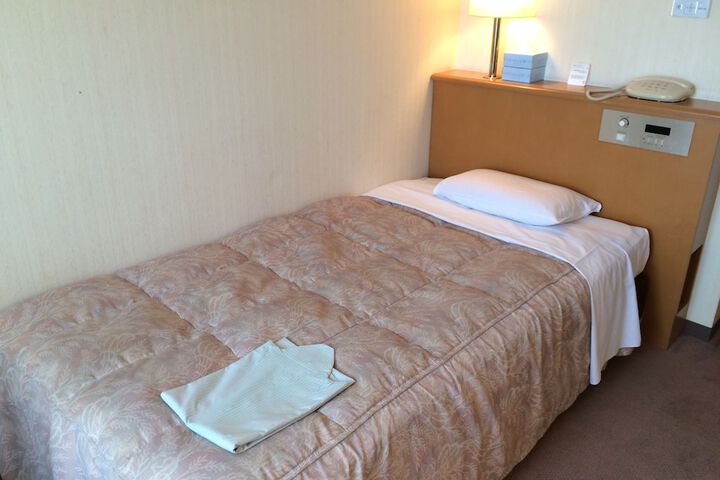 Room 12 of 25