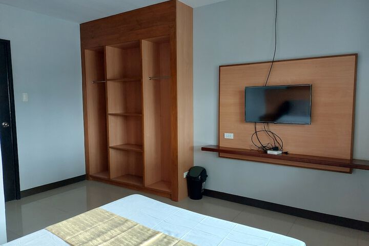 Room 6 of 9