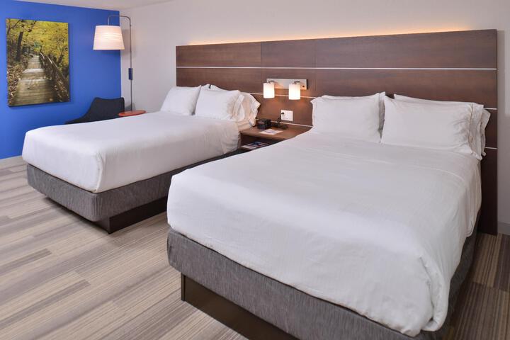 2 Queen Beds (1 of 8)