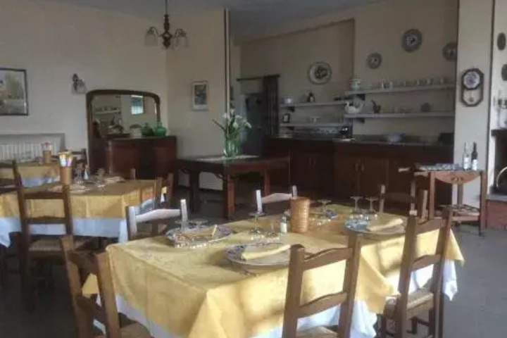 Dining 16 of 21