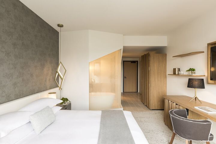 Room 27 of 111
