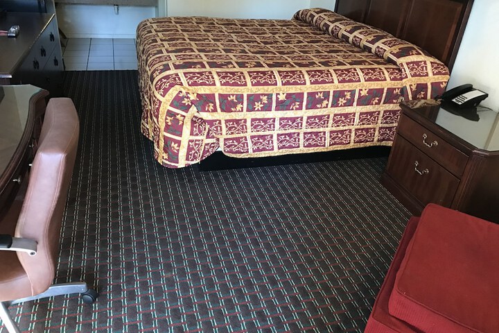 1 King Bed (6 of 8)