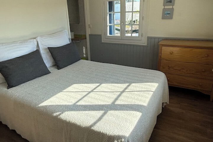 Room 2 of 27