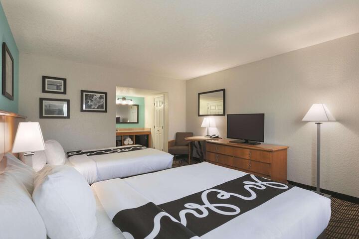 1 King Bed (5 of 6)