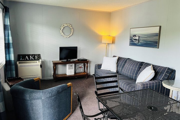 Studio Suite 1 Queen Bed with Sofa Bed Kitchen Lakeside (3 of 3)
