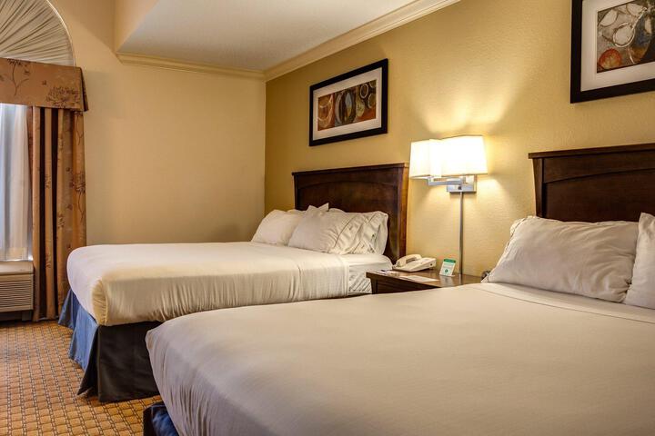 2 Queen Beds (6 of 15)
