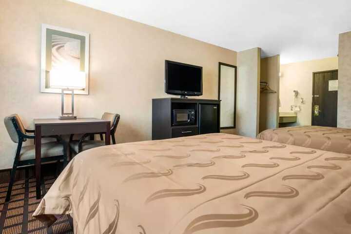 2 Queen Beds (1 of 9)