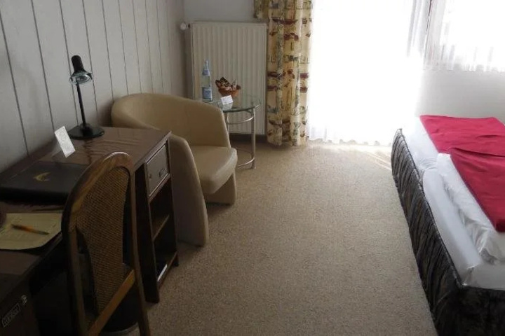 Room 2 of 10