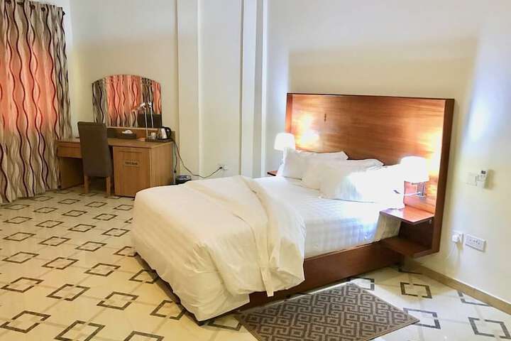 Room 5 of 100