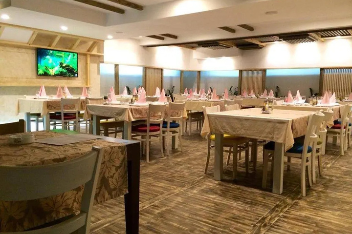 Dining 9 of 12