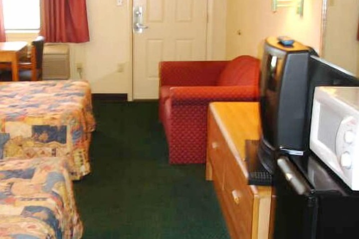 2 Queen Beds (4 of 13)