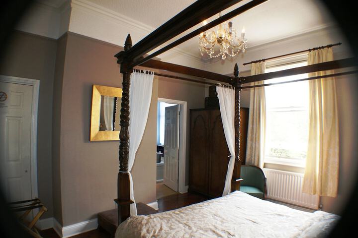 Room 9 of 28