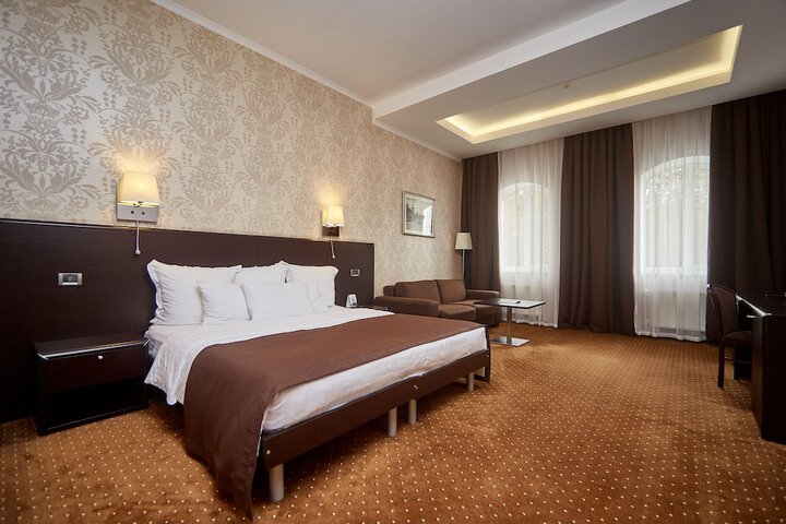 Room 6 of 82