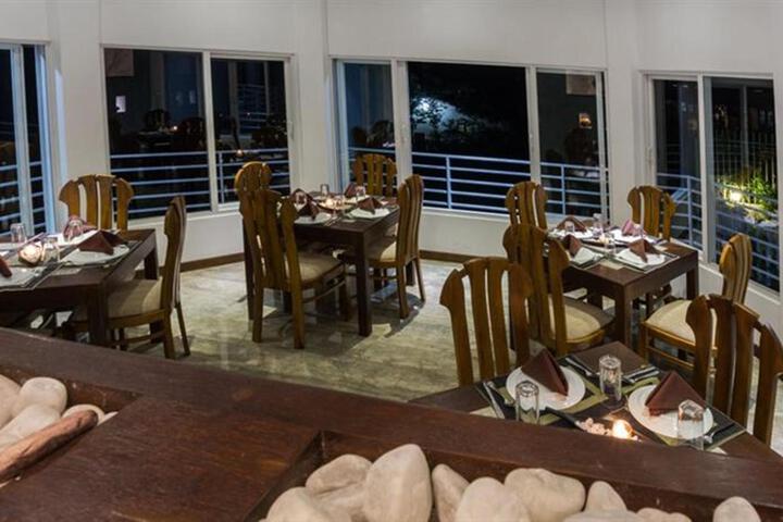 Dining 1 of 9