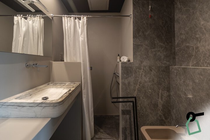 Room 9 of 18