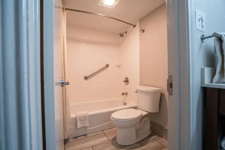 Room 4 of 12