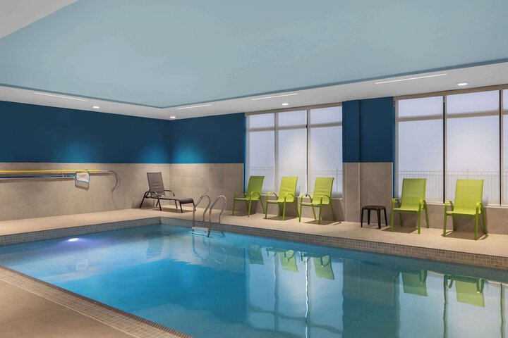 Swimming pool at Hampton Inn & Suites Orangeville On
