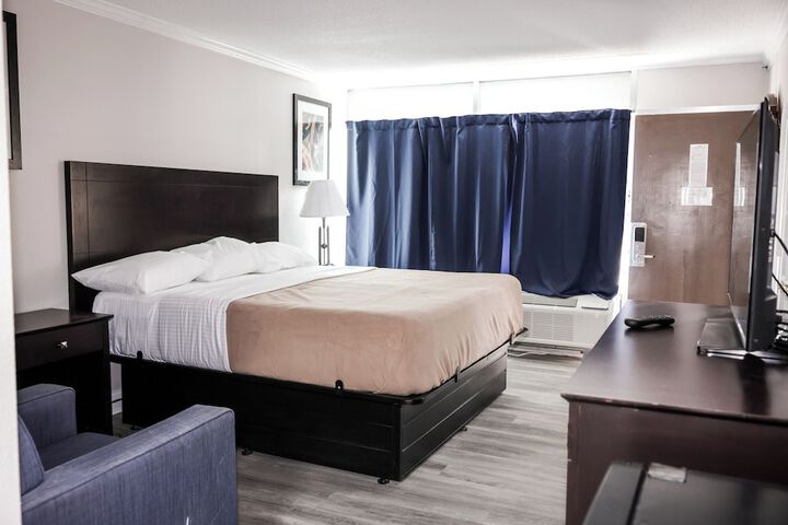 1 Queen Bed (1 of 6)