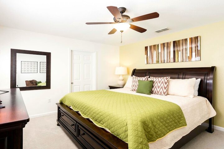 Room 5 of 710